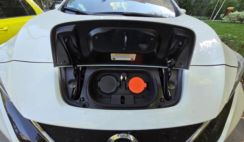 
								Nissan LEAF full									