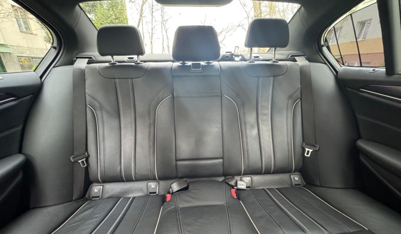 
								BMW 5 Series 530d xDrive AT MHEV full									