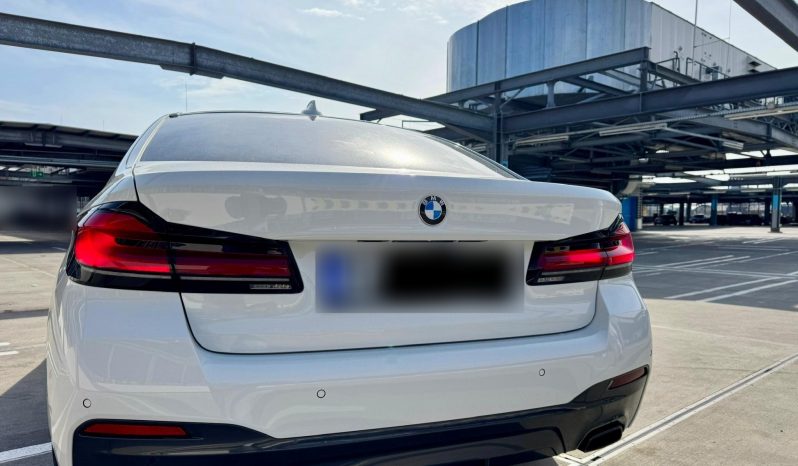 
								BMW 5 Series 530d xDrive AT MHEV full									