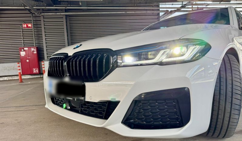 
								BMW 5 Series 530d xDrive AT MHEV full									