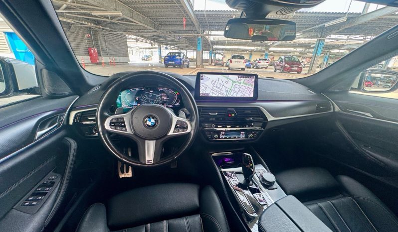 
								BMW 5 Series 530d xDrive AT MHEV full									