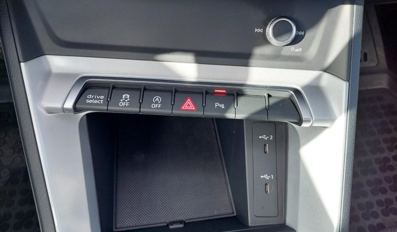 
								Audi Q3 full									