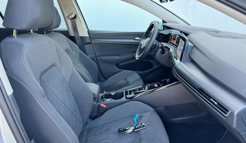 
								Volkswagen Golf Variant 1.5 eTSI MHEV 150HP DSG Style full									