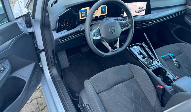
								Volkswagen Golf Variant 1.5 eTSI MHEV 150HP DSG Style full									