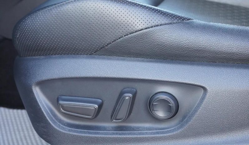 
								Toyota C-HR 2.0 HSD 184 HP 4×2 CVT C-lassy bi-tone full									